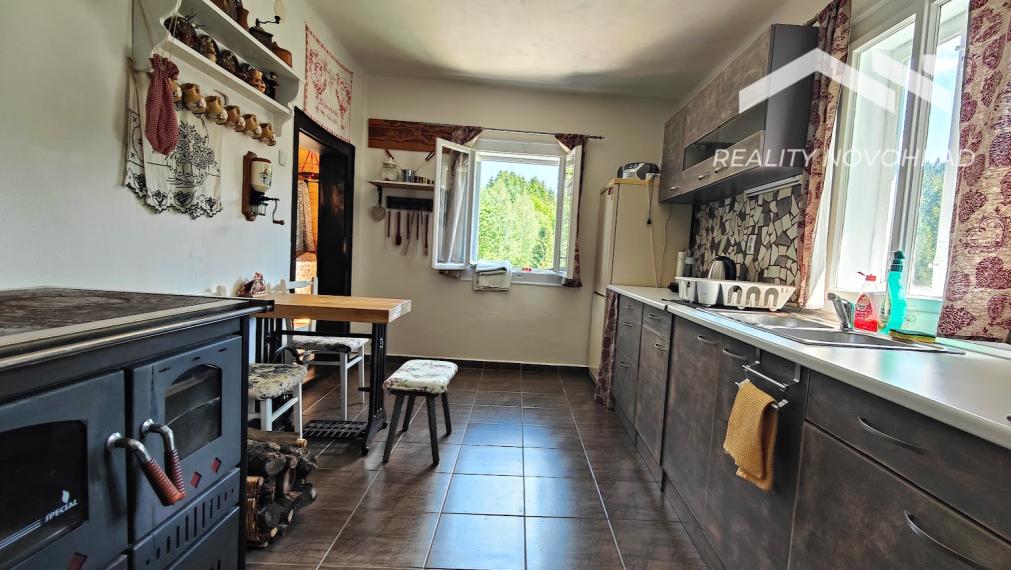 🏡 100-ročná drevenička na polosamote – Biele Vody