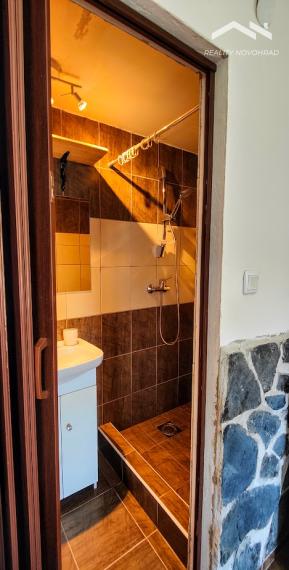 🏡 100-ročná drevenička na polosamote – Biele Vody