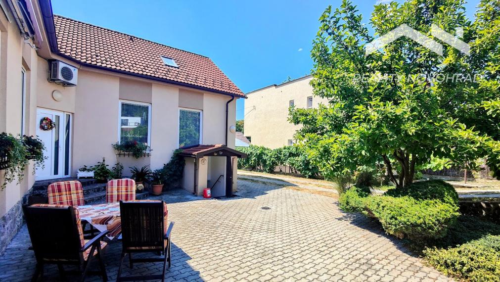 Veľkorysý rodinný dom v Haliči – 1 378 m², nádherná záhrada, 2 garáže