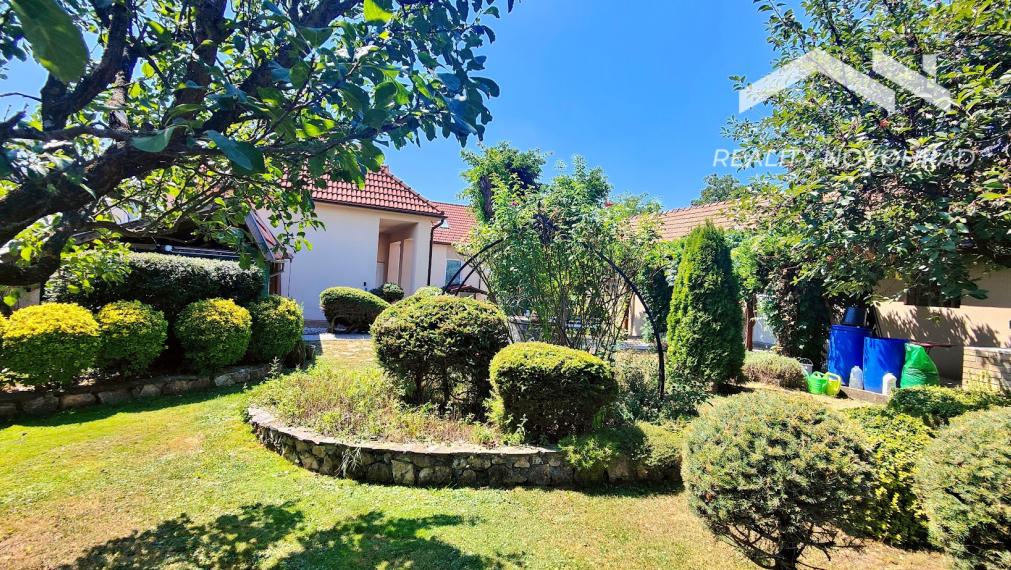Veľkorysý rodinný dom v Haliči – 1 378 m², nádherná záhrada, 2 garáže