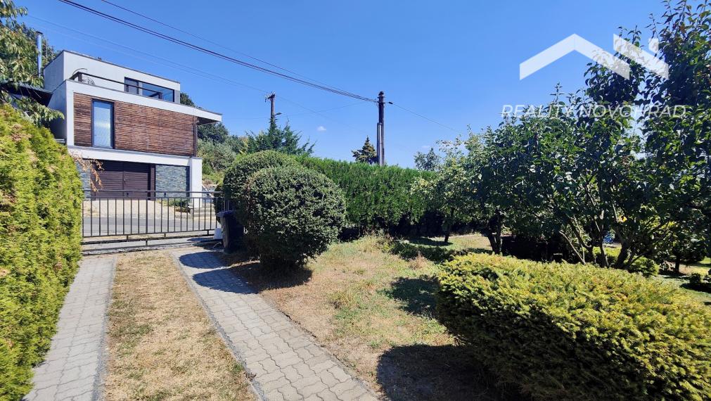 Veľkorysý rodinný dom v Haliči – 1 378 m², nádherná záhrada, 2 garáže