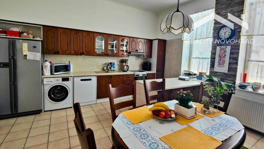 Veľkorysý rodinný dom v Haliči – 1 378 m², nádherná záhrada, 2 garáže
