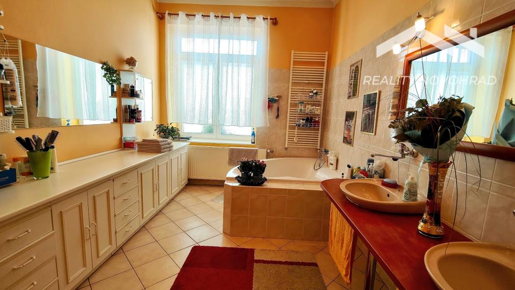 Veľkorysý rodinný dom v Haliči – 1 378 m², nádherná záhrada, 2 garáže