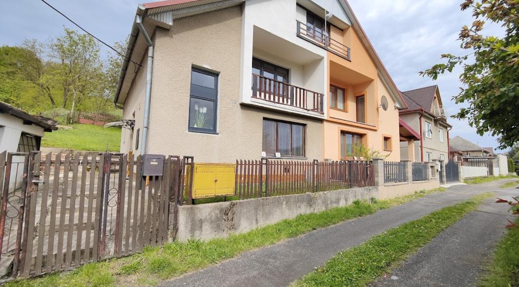 VÝNIMOČNÁ CENA ! Dvojpodlažný rodinný 1/2 dom v Cinobani za cenu bytu