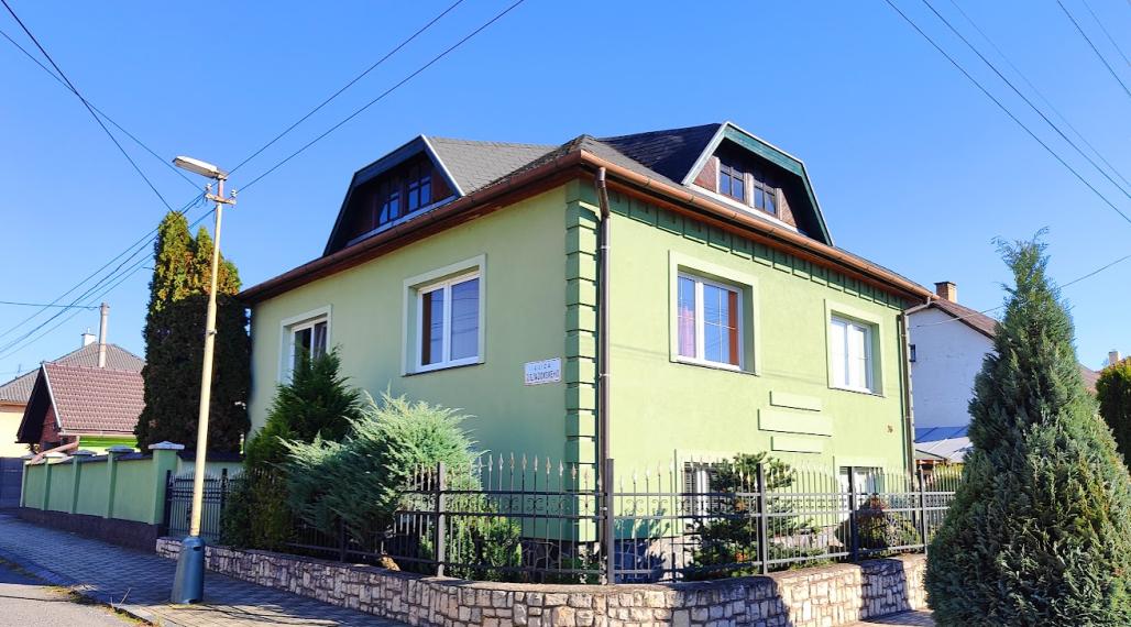 Rodinný dom s bazénom v pokojnej lokalite Lučenca