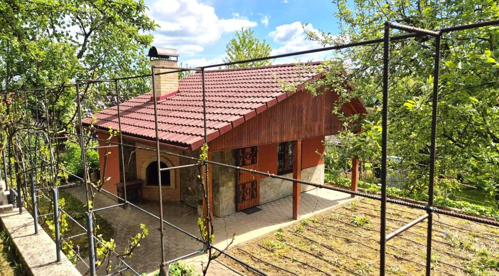 Záhradka so závlahou a murovanou chatkou na Vinici