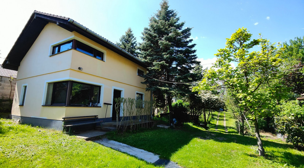 Vinica: Rozprávková záhrada s rekreačnou chatou a potenciálom celoročného bývania.