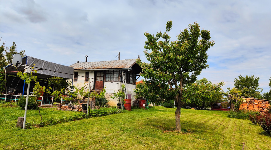 Súkromný raj na Vinici: Rozľahlá slnečná záhrada s chatkou a rodinným sadom – váš pokojný únik!