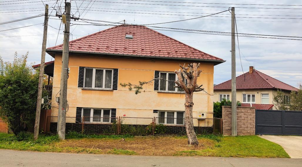 Charizmatický Dom s Príbehom, Históriou a nádherným Pozemkom v Uhorskom