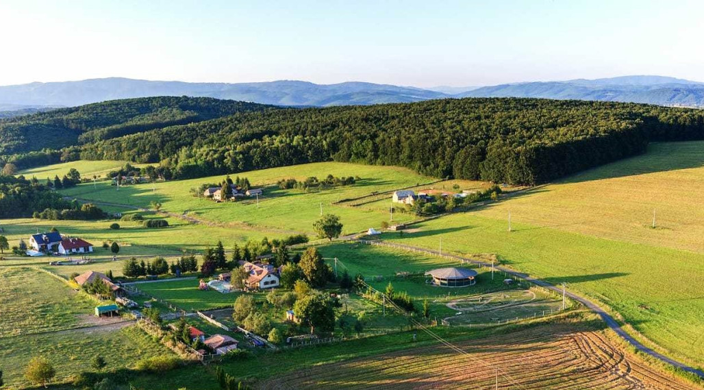 Vidiecka usadlosť Breznička – 2,3 ha areál s bazénom, stajňou a potenciálom pre agroturistický projekt.