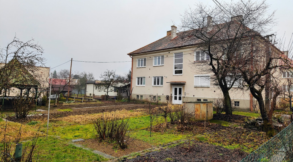 Komorné bývanie v tehlovom dome: 2-izbový byt so záhradkou – Halič