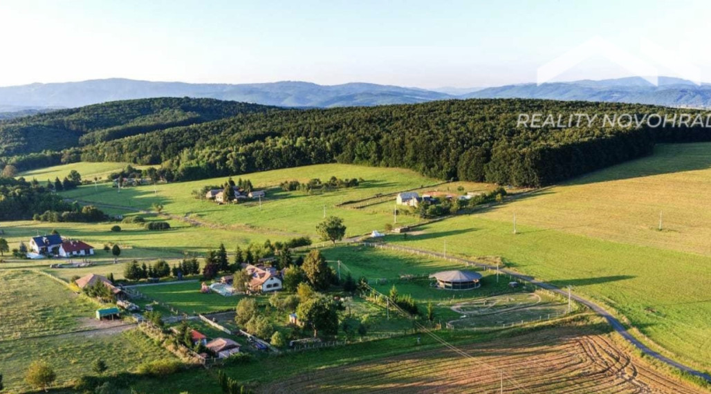 NOVÁ CENA: Rodinná usadlosť ideálna pre milovníkov koní a pokojného vidieckeho života