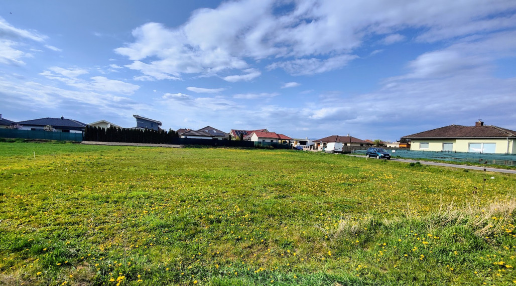 Slnečné stavebné pozemky v Lučenci – ideálne miesto pre váš nový dom (608 m²)