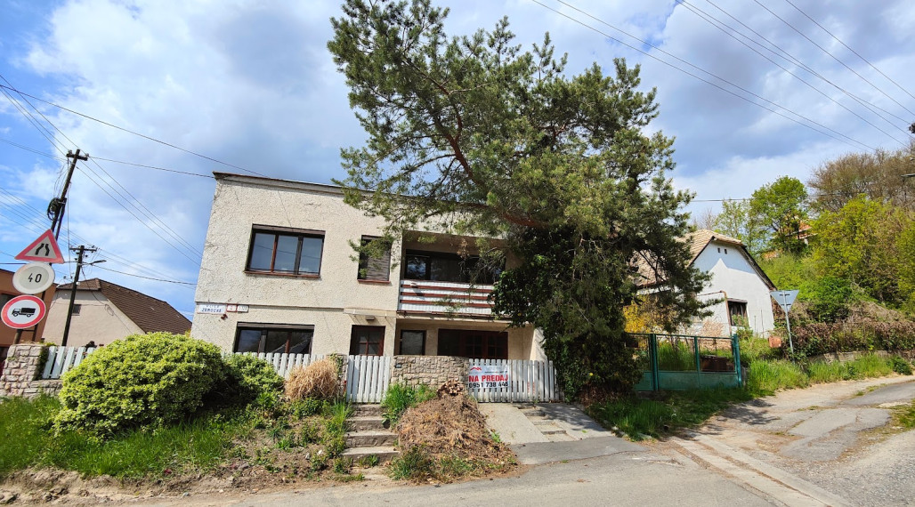 Dvojpodlažný rodinný dom v obľúbenej lokalite Malá Ves