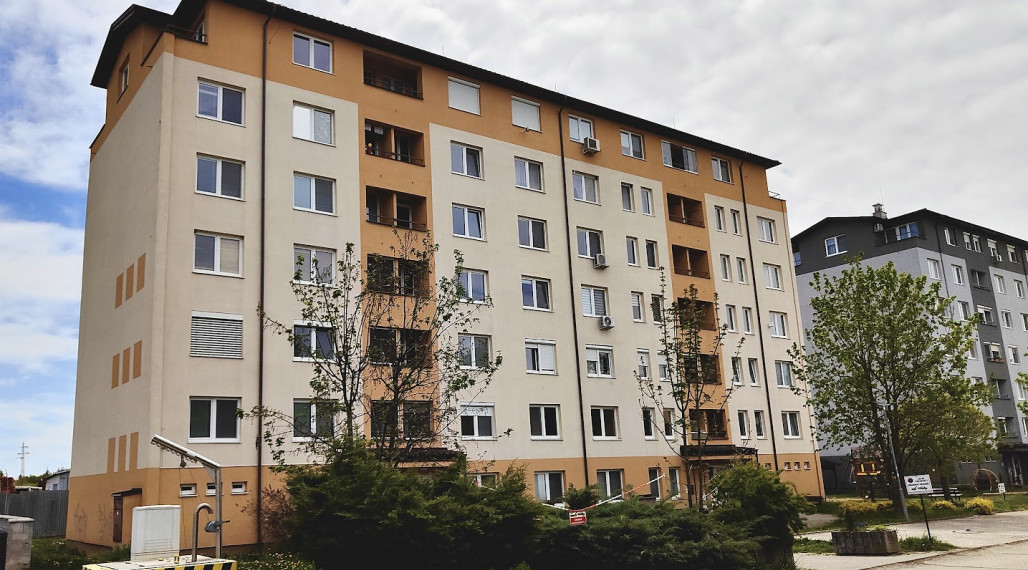 🏡 EXKLUZÍVNE | Veľkometrážny 4-izbový byt s loggiou, parkovaním a panoramatickým výhľadom – Lučenec, Opatová