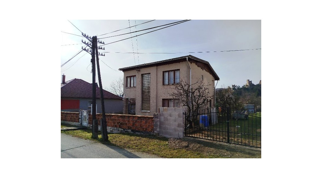 RD v DIVÍNE  okr. Lučenec s výhľadom na hrad - bývanie s chuťou histórie