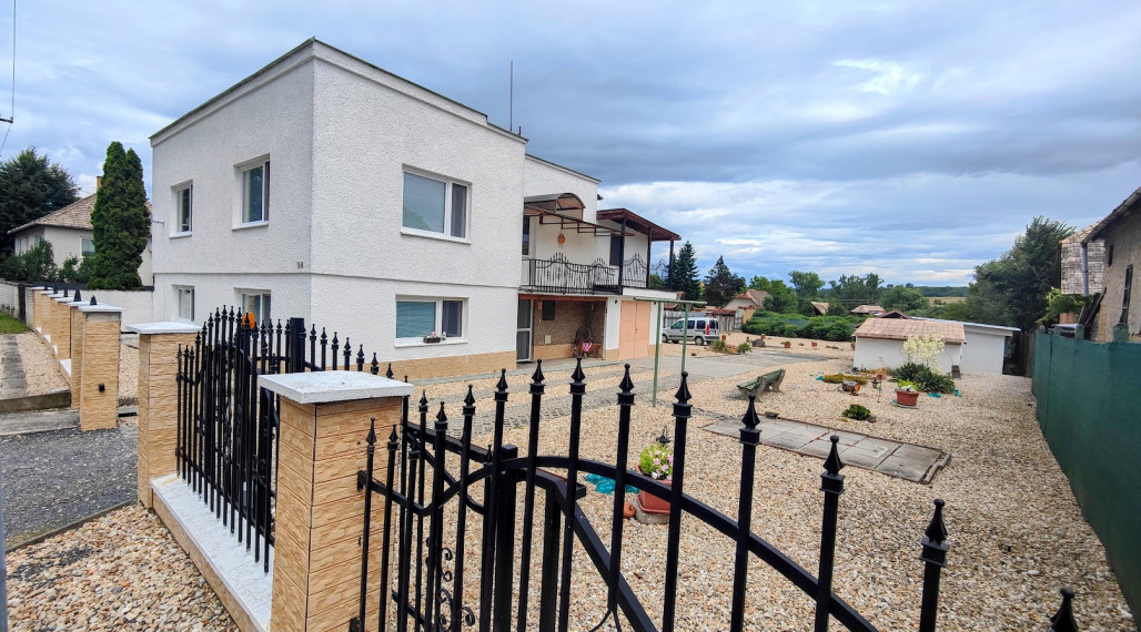 Kompletne zrekonštruovaný 2-podlažný rodinný dom s veľkým pozemkom a dokonalým súkromím – Hrnčiarska Ves