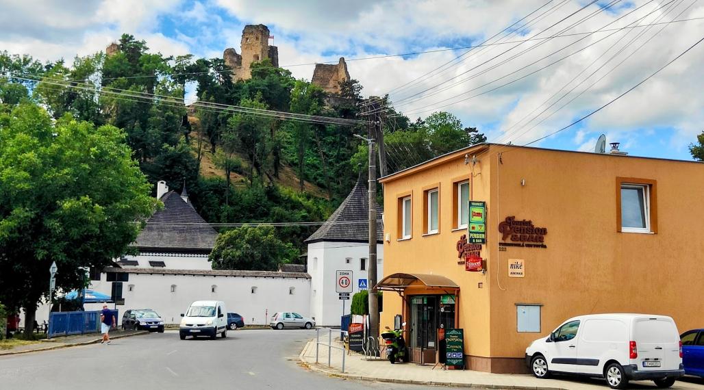 🏰 Zabehnutý penzión s pohostinstvom a terasou pod Divínskym hradom - investícia pri vodnej nádrži Ružiná