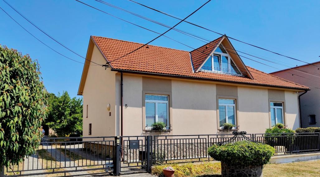Veľkorysý rodinný dom v Haliči – 1 378 m², nádherná záhrada, 2 garáže