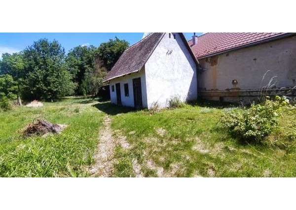 Ponúkame na predaj dobrý rodinný dom v malebnej dedinke len pár km od Lučenca v Uderinej