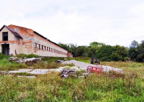 Farmári zbystrite pozornosť kravín na predaj v obci Tuhár