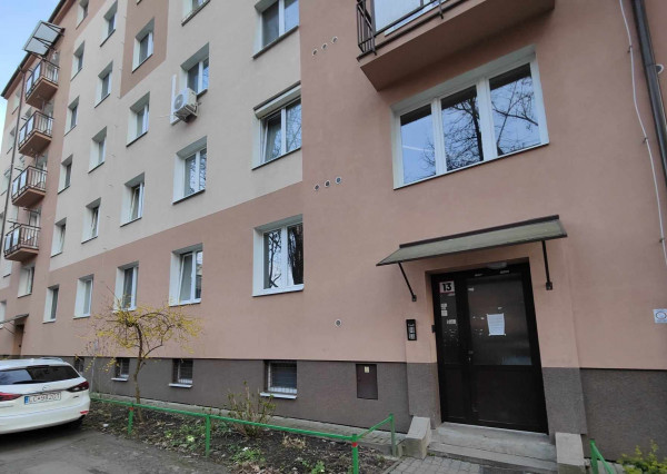 Priestranný 3-izbový tehlový byt v centre Lučenca – ideálne bývanie aj investícia