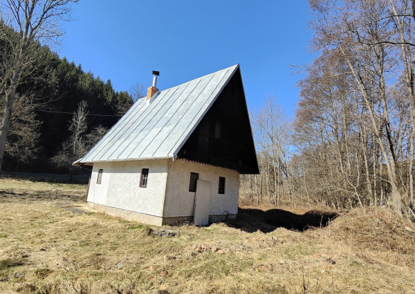 AKCIA ! Tradičná chatka s jedinečnou atmosférou novohradskej prírody
