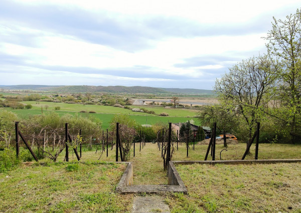 Exkluzívne na predaj murovaná chatka s panoramatickým výhľadom a priestrannou záhradou