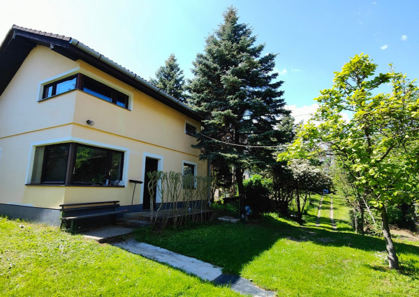 Vinica: Rozprávková záhrada s rekreačnou chatou a potenciálom celoročného bývania.