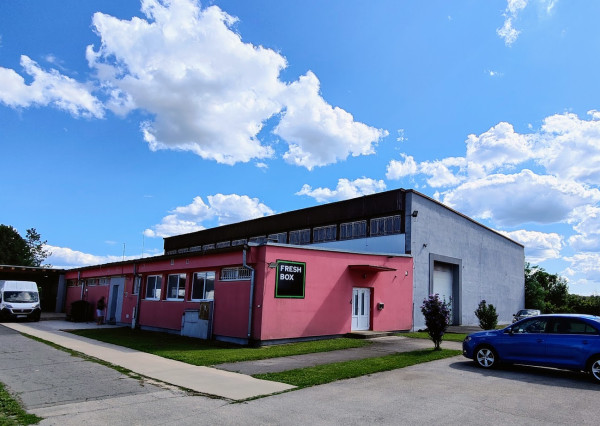 Všestranné komerčné priestory na prenájom v blízkosti Lučenca – ideálne pre vaše podnikanie!