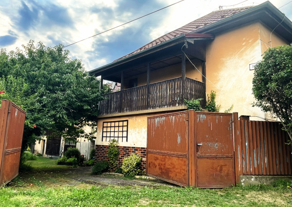 Charizmatický Dom s Príbehom, Históriou a nádherným Pozemkom v Uhorskom