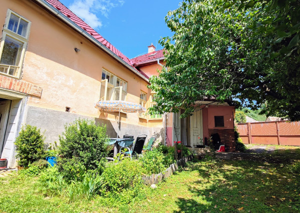 Charizmatický Dom s Príbehom, Históriou a nádherným Pozemkom v Uhorskom