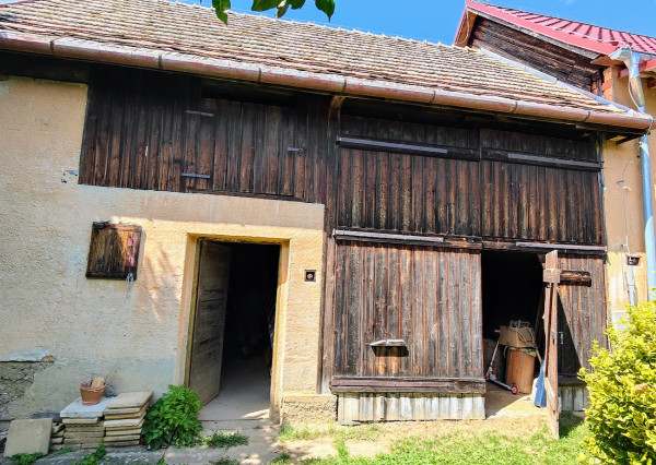 Charizmatický Dom s Príbehom, Históriou a nádherným Pozemkom v Uhorskom