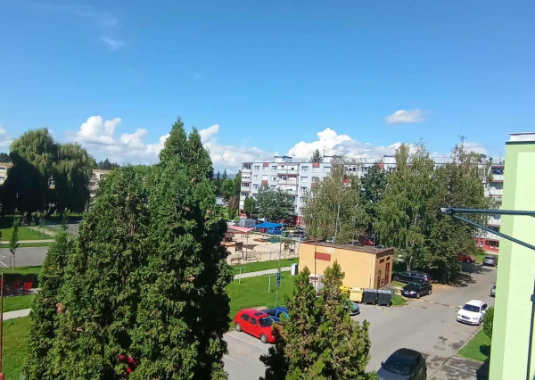 Na predaj slnečný 2-izbový byt v Poltári, ulica Sklárska