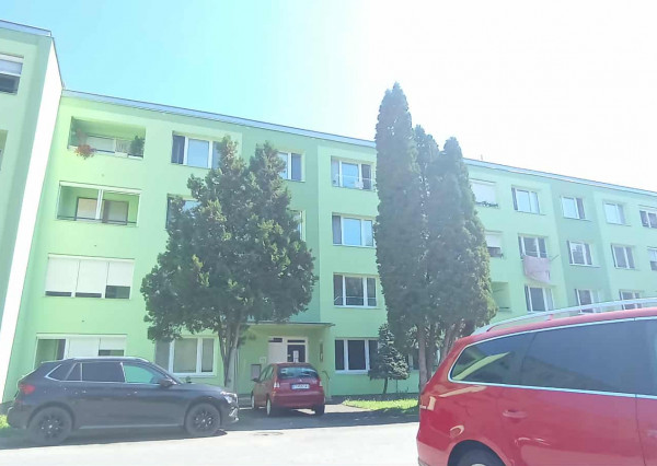 Na predaj slnečný 2-izbový byt v Poltári, ulica Sklárska