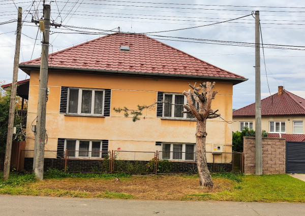 Charizmatický Dom s Príbehom, Históriou a nádherným Pozemkom v Uhorskom