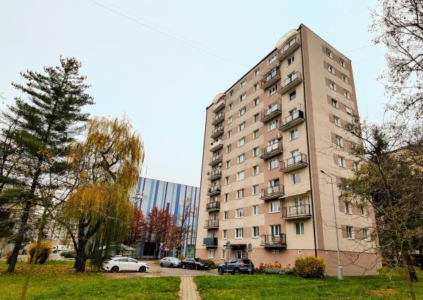 Prenájom: Moderný 2-izbový byt s balkónom v centre Lučenca – pripravený na okamžité nasťahovanie!