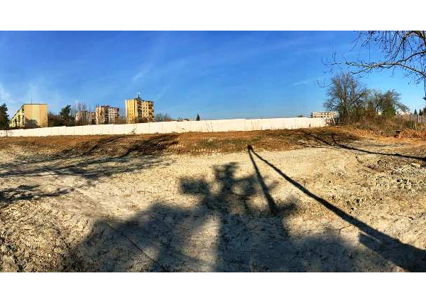 STAVEBNÝ POZEMOK 600 m2  v novo- vybudovanej lokalite v  STREDE MESTA