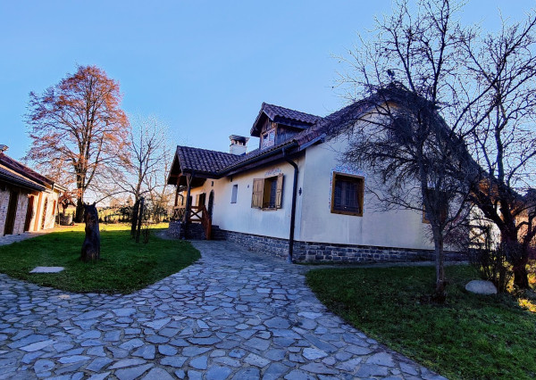 Vidiecka usadlosť Breznička – 2,3 ha areál s bazénom, stajňou a potenciálom pre agroturistický projekt.