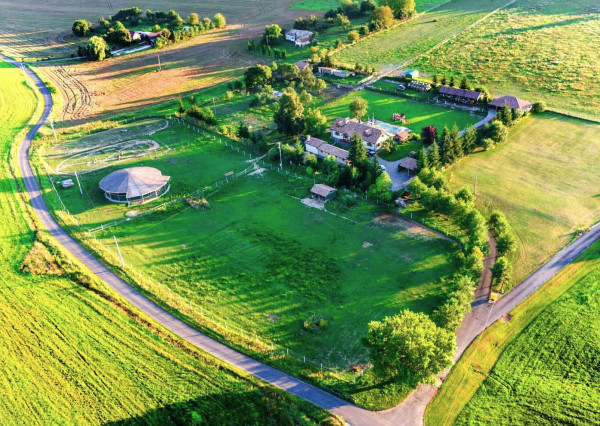 Vidiecka usadlosť Breznička – 2,3 ha areál s bazénom, stajňou a potenciálom pre agroturistický projekt.