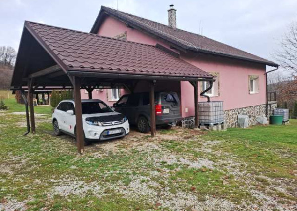 LUKOVIŠTIA okr. RIMAVSKÁ SOBOTA -  štýlovo zrekonštruovaná RODINNÁ USADLOSŤ 1,8 ha s bohatým zázemím