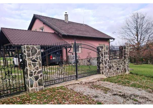 LUKOVIŠTIA okr. RIMAVSKÁ SOBOTA -  štýlovo zrekonštruovaná RODINNÁ USADLOSŤ 1,8 ha s bohatým zázemím