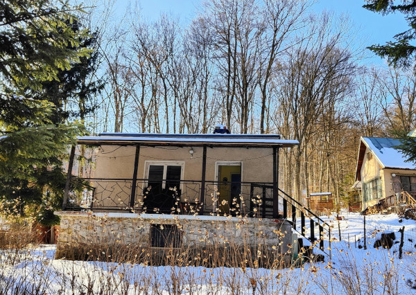 Na predaj rekreačná chata pri Tuhári – s Tuhárskym potokom priamo pri pozemku