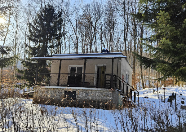 Na predaj rekreačná chata pri Tuhári – s Tuhárskym potokom priamo pri pozemku