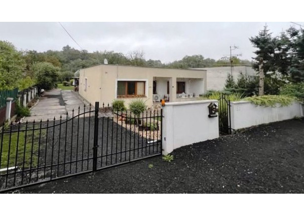 ZÁVADA (VK) - Moderný 4-izbový bungalov 135 m2 s veľkorysým pozemkom 1436 m²