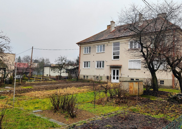 Komorné bývanie v tehlovom dome: 2-izbový byt so záhradkou – Halič