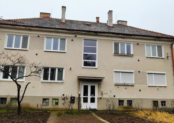 Komorné bývanie v tehlovom dome: 2-izbový byt so záhradkou – Halič