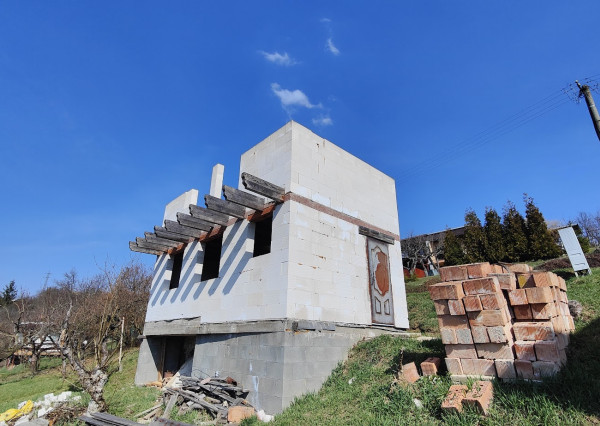 🌿 Slnečná záhrada s rozostavanou dvojpodlažnou chatou a krásnym výhľadom