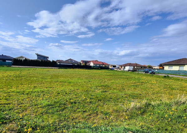 Slnečné stavebné pozemky v Lučenci – ideálne miesto pre váš nový dom (608 m²)