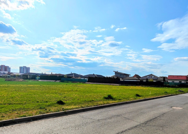 Slnečné stavebné pozemky v Lučenci – ideálne miesto pre váš nový dom (608 m²)